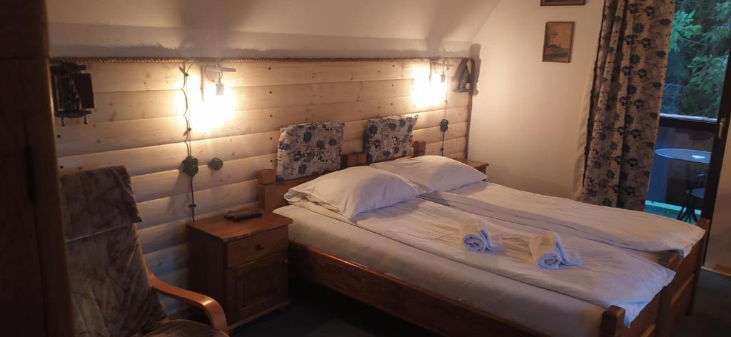 sypialnia z łóżkiem z niebieskimi butami w obiekcie NA BANI-apartamenty i pokoje w Rabce