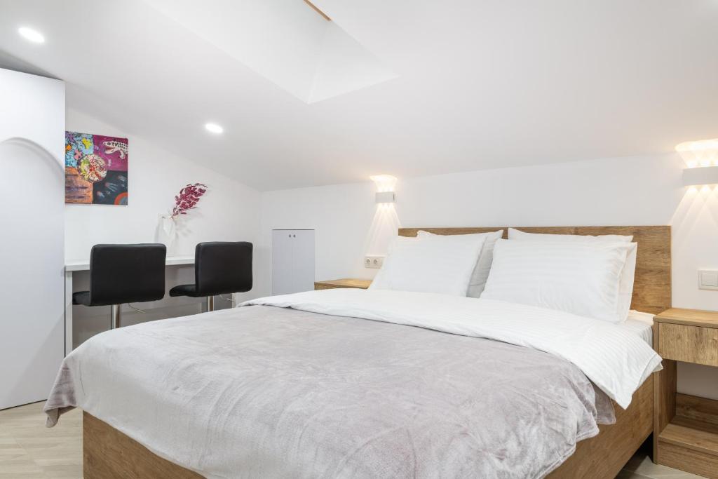 Postel nebo postele na pokoji v ubytování Theatre Boutique Apartments