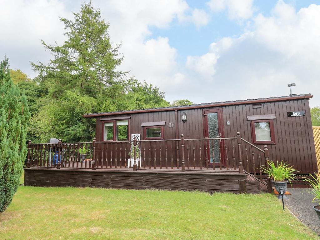 una casa pequeña con una terraza grande en Riverside Rest, en Builth Wells