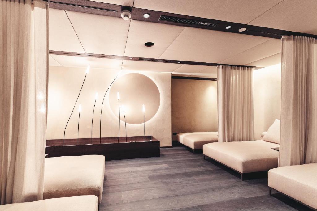 Postel nebo postele na pokoji v ubytování Traumhotel Alpina Superior --Luxushotel mit Badesee