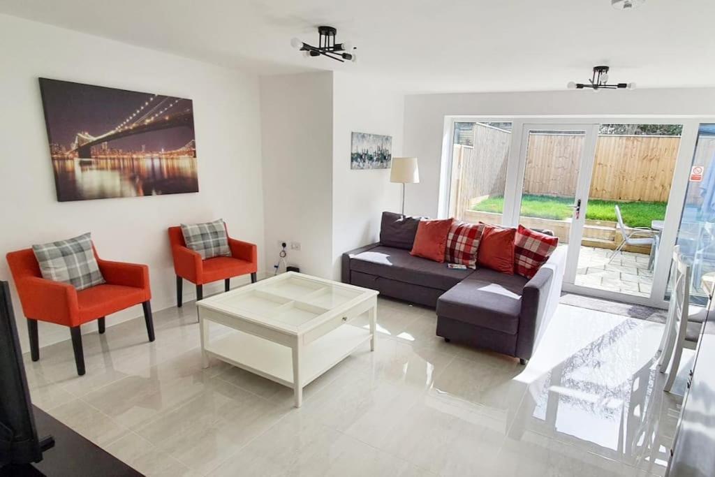 a living room with a couch and two chairs at Walnut Flats-F2, 3-Bedroom with Garden & Patio - AC, Parking, Netflix, WIFI - Close to Oxford, Bicester & Blenheim Palace in Oxford