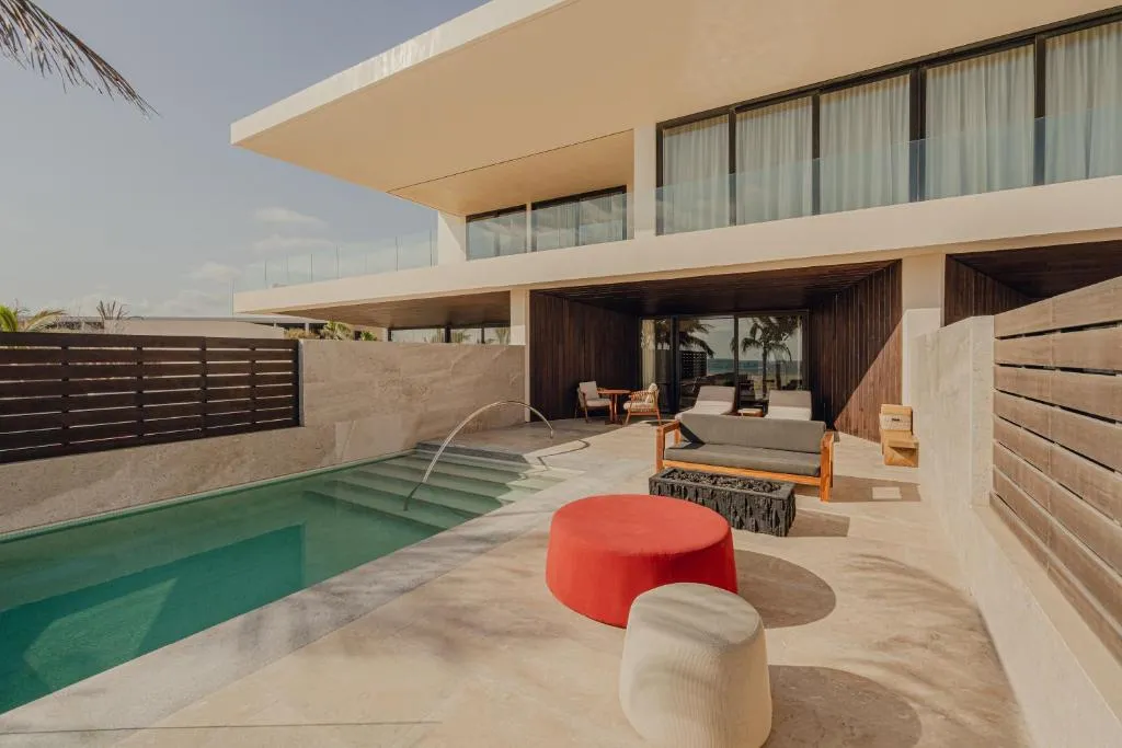 Junior Suite Swim-Up Ocean Front