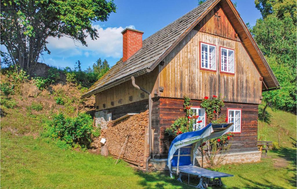ein Haus mit einer Rutsche davor in der Unterkunft Amazing Home In Bad St, Leonhard With Kitchen in Bad Sankt Leonhard im Lavanttal