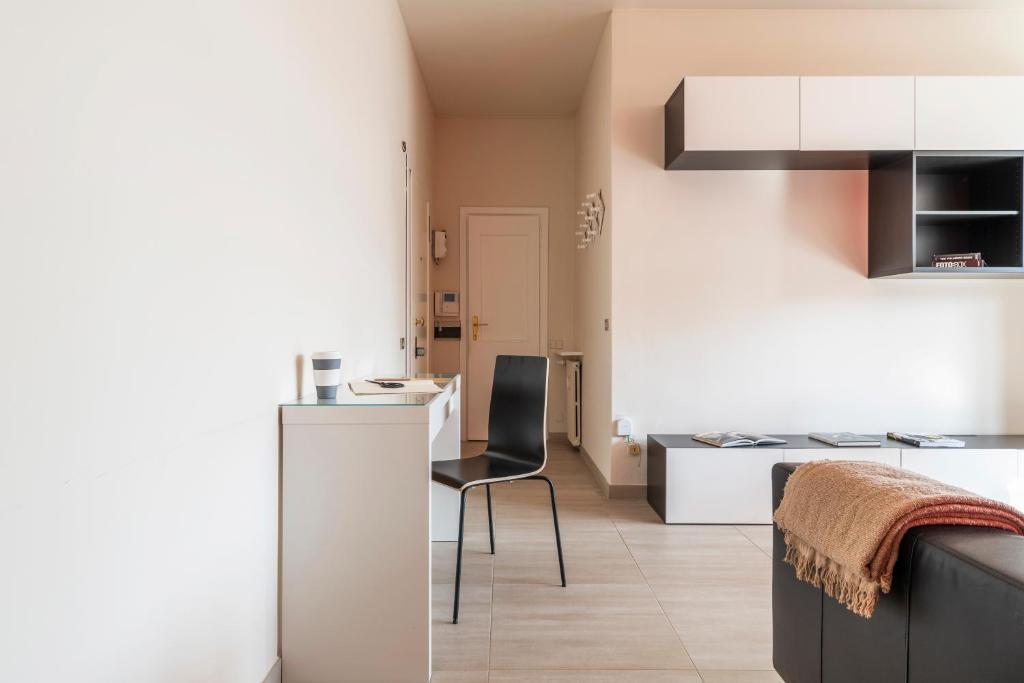 A kitchen or kitchenette at Conchetta Flexyrent - Aircon - WiFi - Navigli