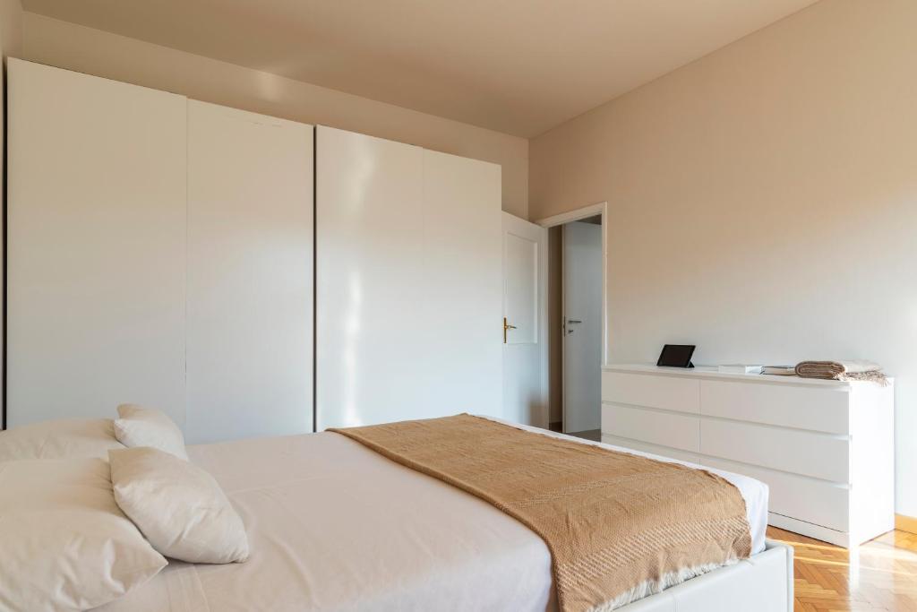 A bed or beds in a room at Conchetta Flexyrent - Aircon - WiFi - Navigli