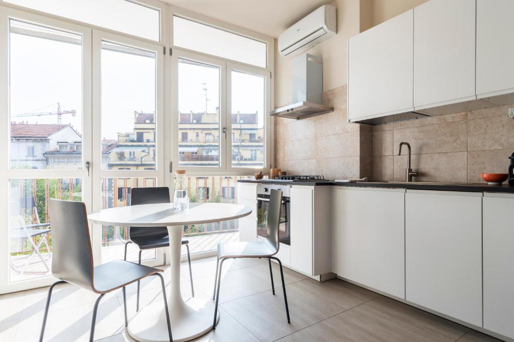 A kitchen or kitchenette at Conchetta Flexyrent - Aircon - WiFi - Navigli