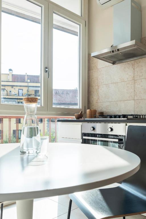 A kitchen or kitchenette at Conchetta Flexyrent - Aircon - WiFi - Navigli
