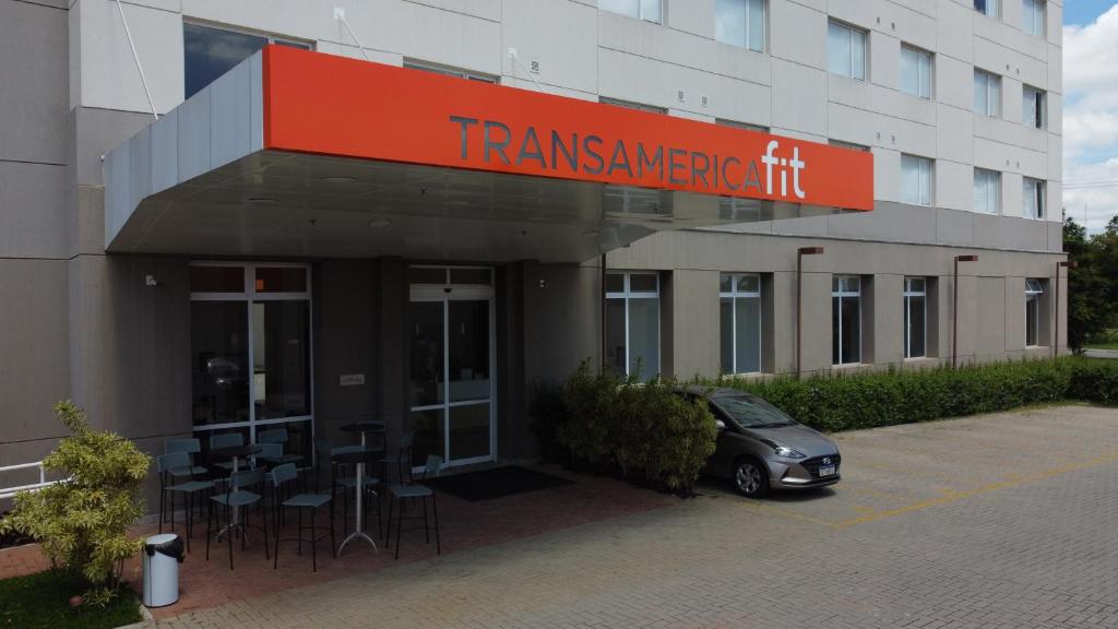 雅卡雷伊的住宿－Transamerica Fit Jacareí，停在酒店前的停车场