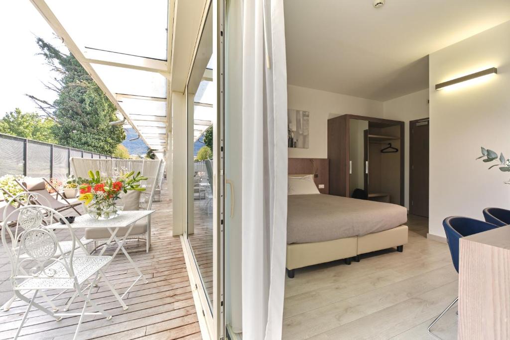 Een bed of bedden in een kamer bij Seven Park Hotel Lake Como - Adults Only