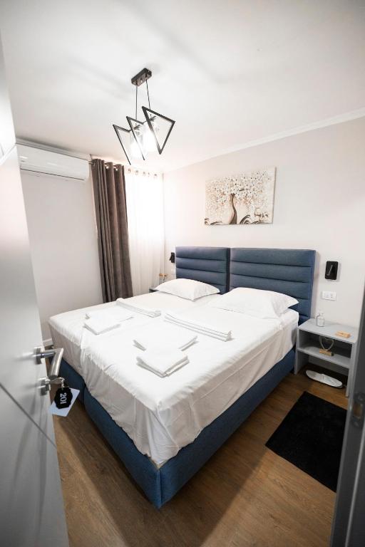 Postel nebo postele na pokoji v ubytování Tier Hotel