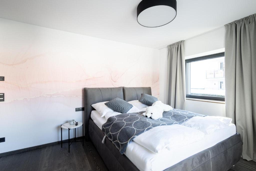 Postel nebo postele na pokoji v ubytování Penthouse Julia nähe Badesee mit Infrarotsauna -Zell am See Kaprun