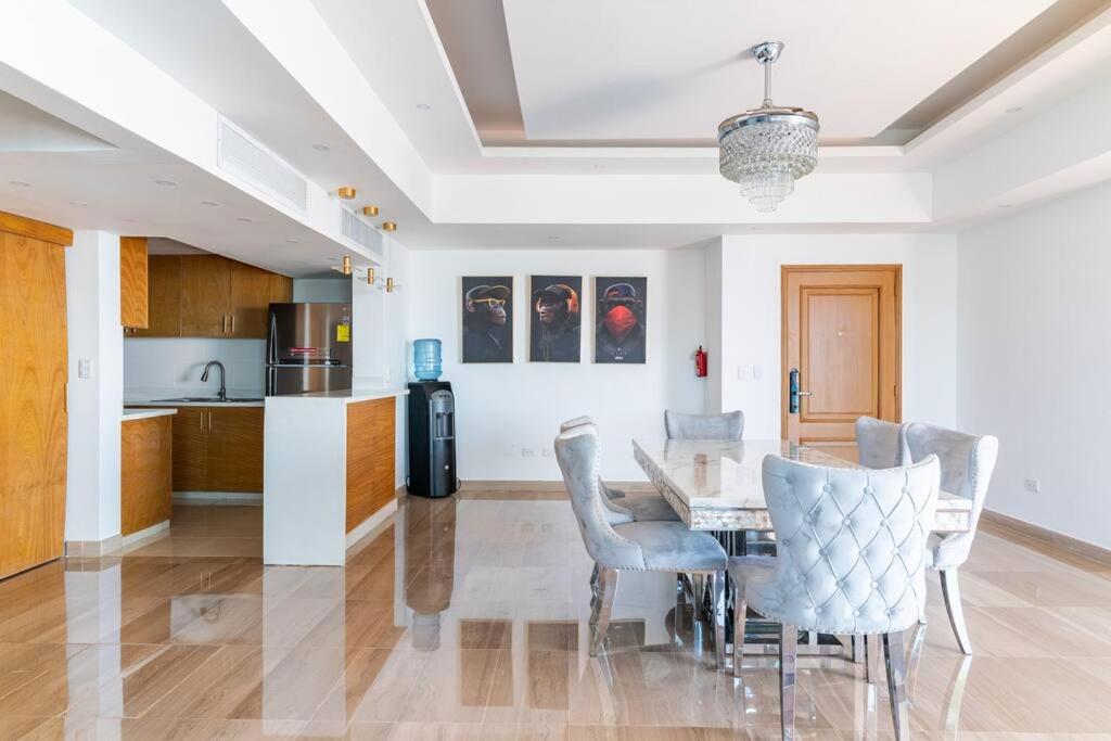 Kuchyň nebo kuchyňský kout v ubytování Luxurious 2BDR with Ocean View