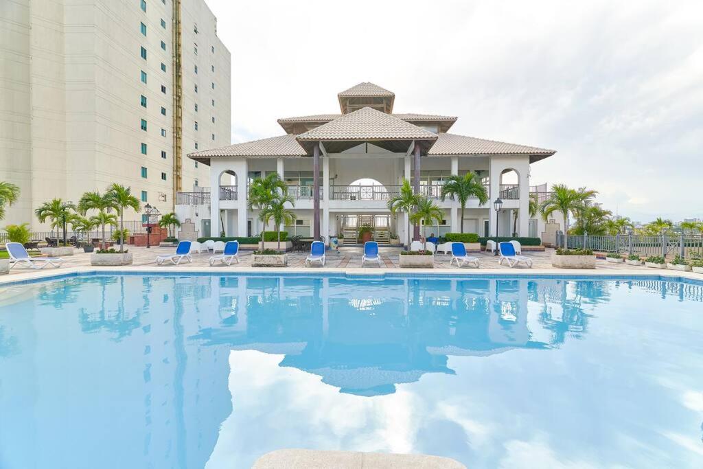 Bazén v ubytování Luxurious 2BDR with Ocean View nebo v jeho okolí