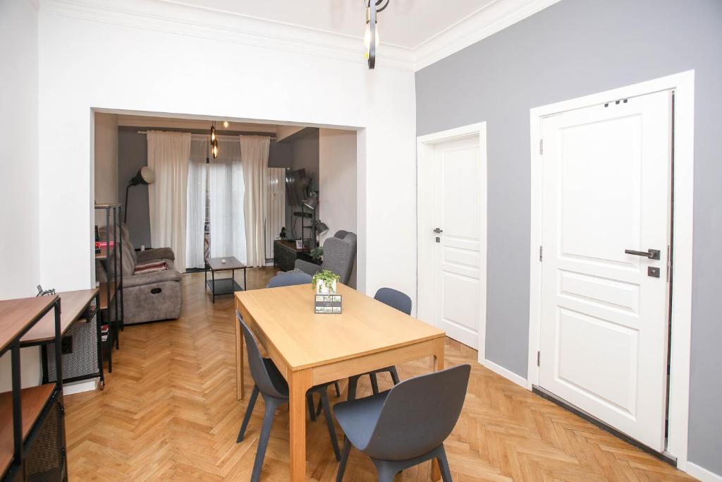 una sala da pranzo e un soggiorno con tavolo e sedie. di Perfect Long-term Stay Stylish and Spacious Top Center Next to Vitosha Blvd a Sofia