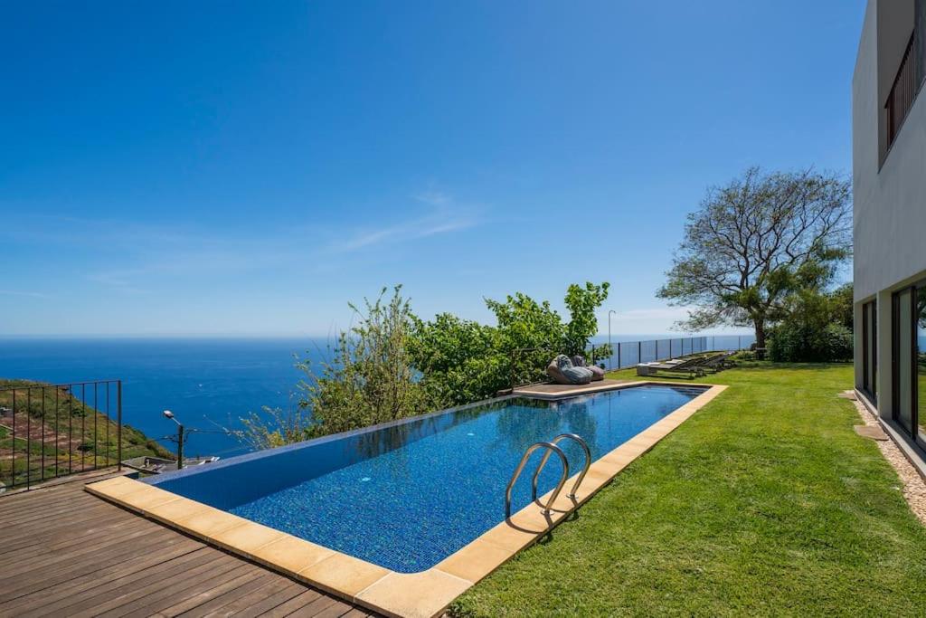 - une piscine avec vue sur l'océan dans l'établissement Botanica Living Magnolia Apt, à Quinta Grande