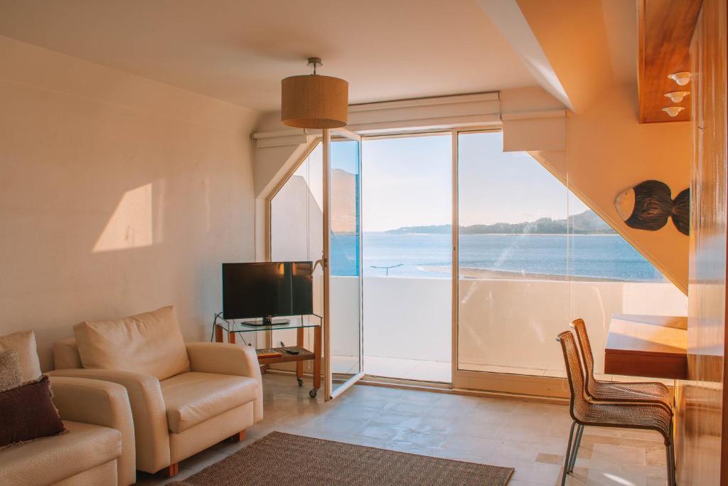 sala de estar con vistas al océano en Just Like Home - AP da Costa, en Caminha