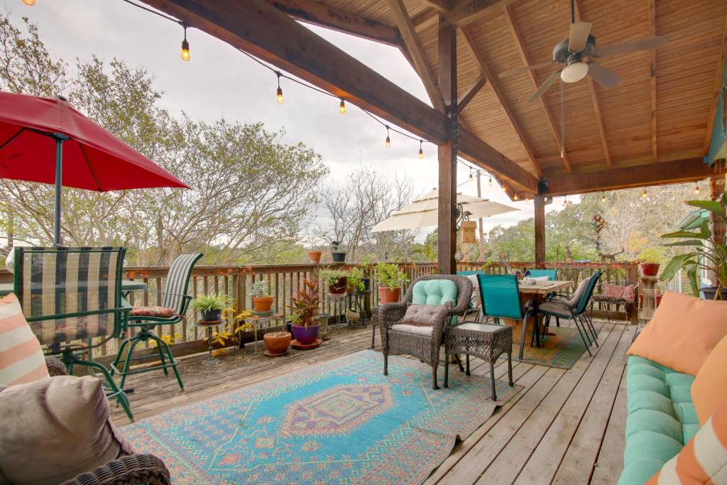 een patio met stoelen en tafels op een houten terras bij Pet-Friendly Austin Home with Deck and Private Hot Tub in Bee Cave
