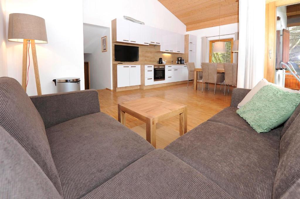 ein Wohnzimmer mit einem Sofa und einem Tisch in der Unterkunft Kleiner Turm 1 in Schruns-Tschagguns