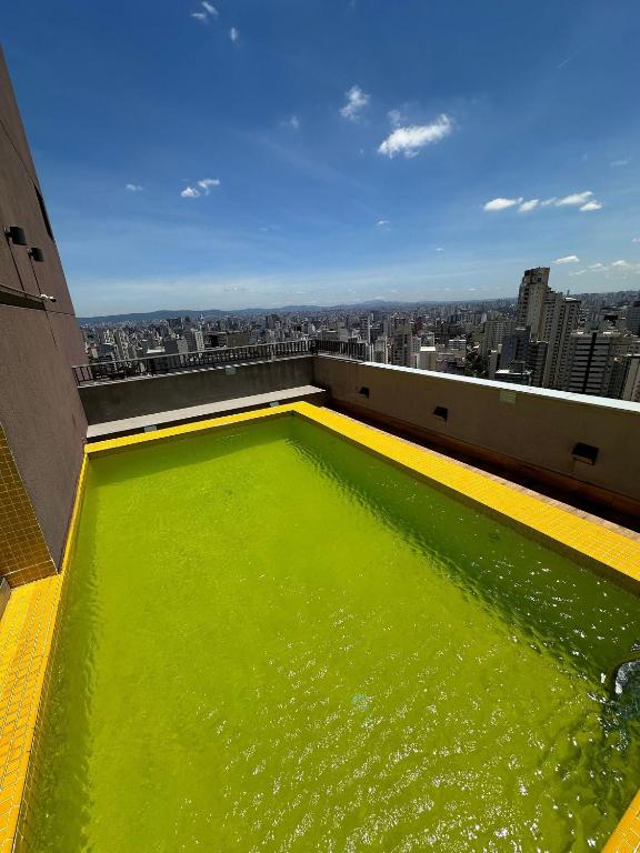 a green pool of water on top of a building at TrevizZo Vergueiro in São Paulo