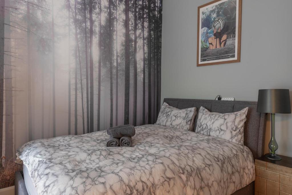 um quarto com uma cama com um urso de peluche em Quirky, Vintage 2 bed flat em Londres