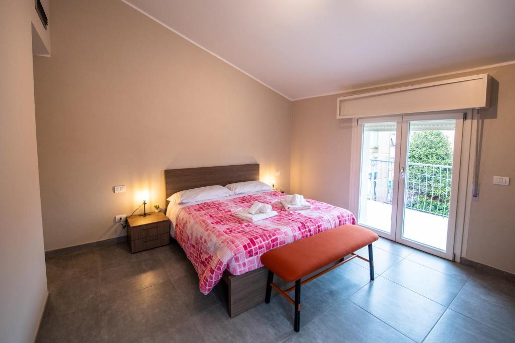 Postel nebo postele na pokoji v ubytování Ospedale a 350m Centro a 900m l Matrimoniali con Bagno Privato l Parcheggio Self Check