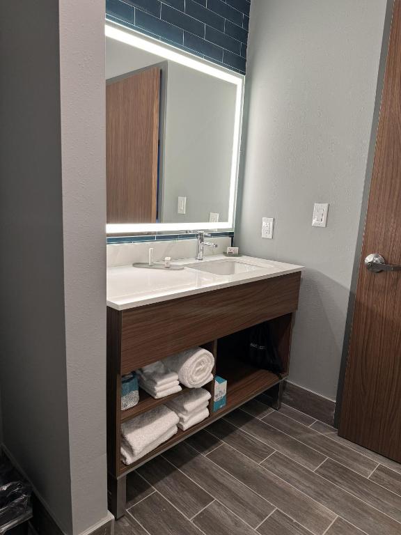 La Quinta Inn & Suites by Wyndham Mount Laurel Moorestown photo