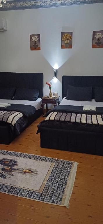 Postel nebo postele na pokoji v ubytování Yoya Hur Pyramids inn