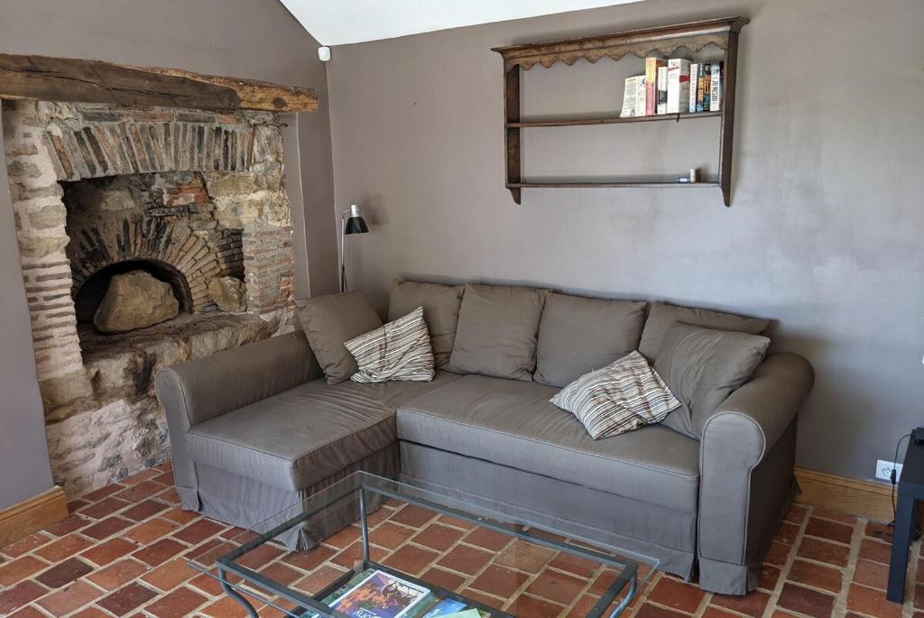 ein Wohnzimmer mit einem Sofa und einem Kamin in der Unterkunft Large Gte With Pool In Peaceful Burgundy in Sailly