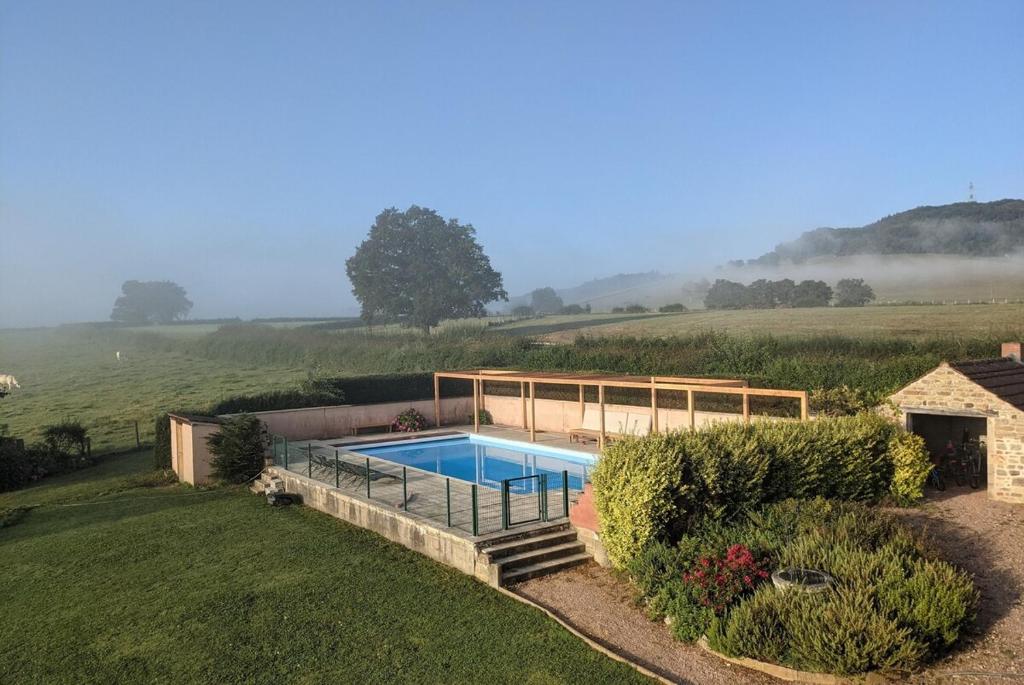 Der Swimmingpool an oder in der Nähe von Large Gte With Pool In Peaceful Burgundy