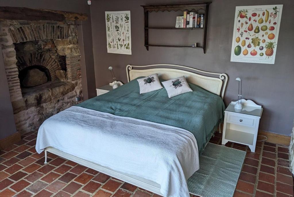 Ein Bett oder Betten in einem Zimmer der Unterkunft Large Gte With Pool In Peaceful Burgundy