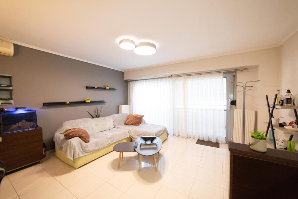 een slaapkamer met een bed en een televisie en een tafel bij Chris & Mary comfort rooms Thessaloniki center in Thessaloniki