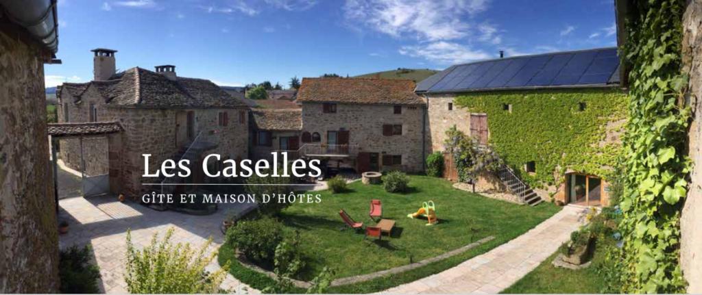 una vista aérea de una casa con patio en Les Caselles, Gîte et Maison d'hôtes, en Saint-Beauzély