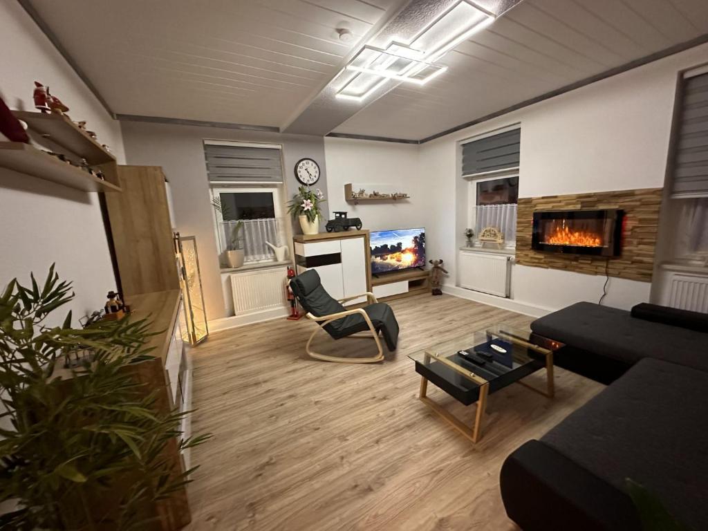 ein Wohnzimmer mit einem Sofa und einem TV in der Unterkunft FeWo BiBo in Freiberg