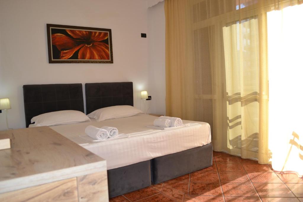 City & Harbour at the Door 2 Bedrooms Central Apartment - Image 7