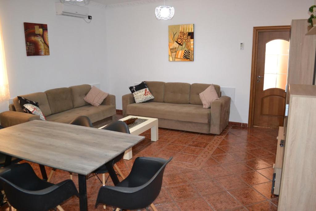 City & Harbour at the Door 2 Bedrooms Central Apartment - Image 9