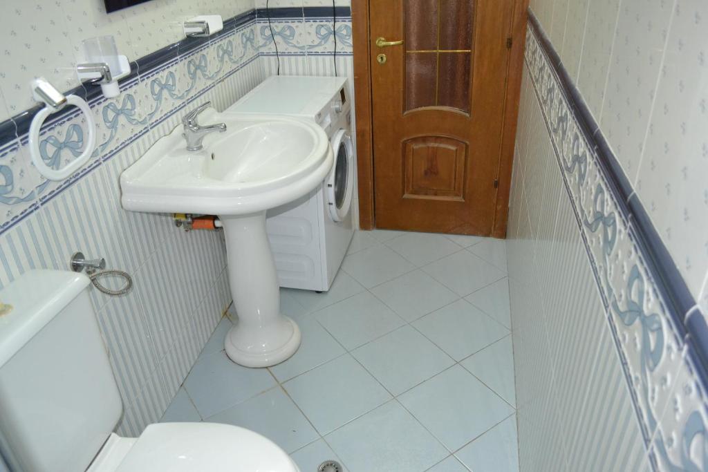 City & Harbour at the Door 2 Bedrooms Central Apartment - Image 8