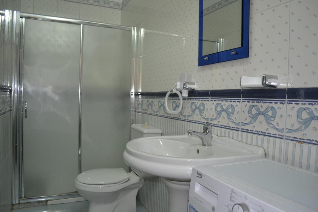 City & Harbour at the Door 2 Bedrooms Central Apartment - Image 3
