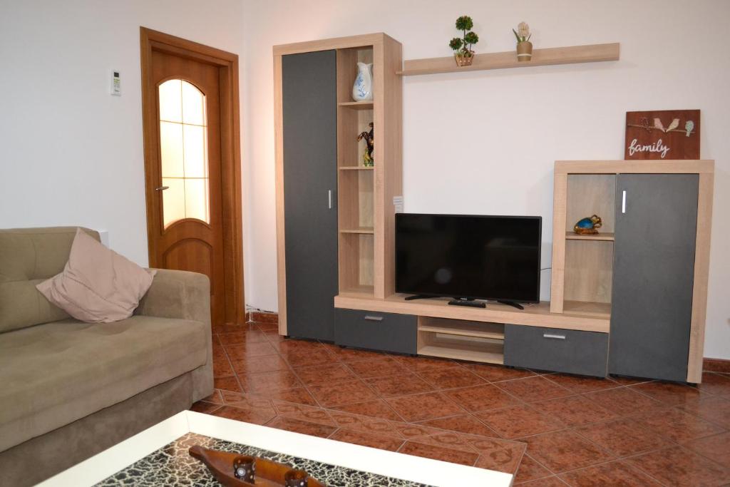 City & Harbour at the Door 2 Bedrooms Central Apartment - Image 11