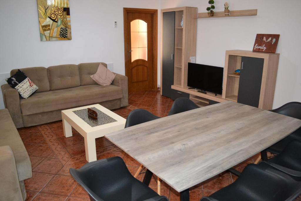 City & Harbour at the Door 2 Bedrooms Central Apartment - Image 5