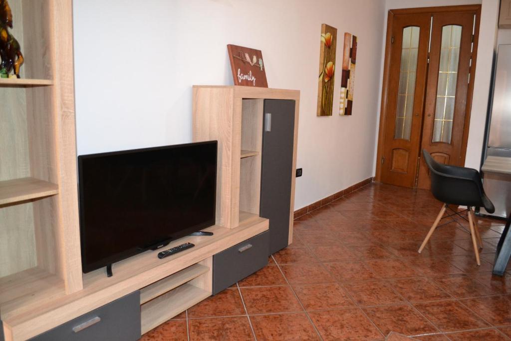 City & Harbour at the Door 2 Bedrooms Central Apartment - Image 10