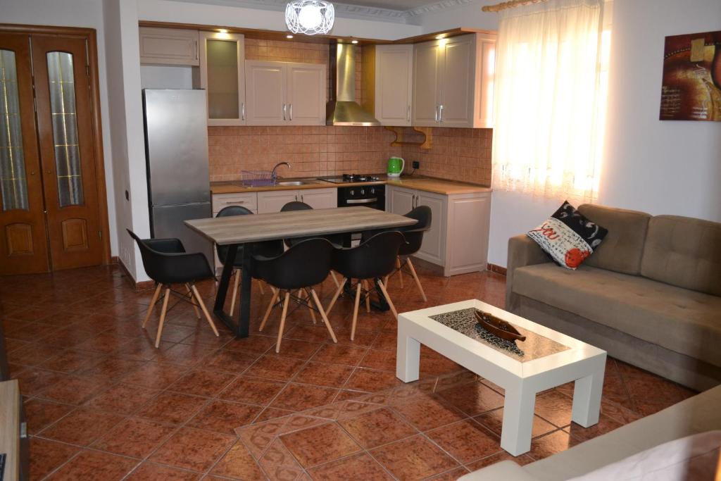 City & Harbour at the Door 2 Bedrooms Central Apartment - Image 4