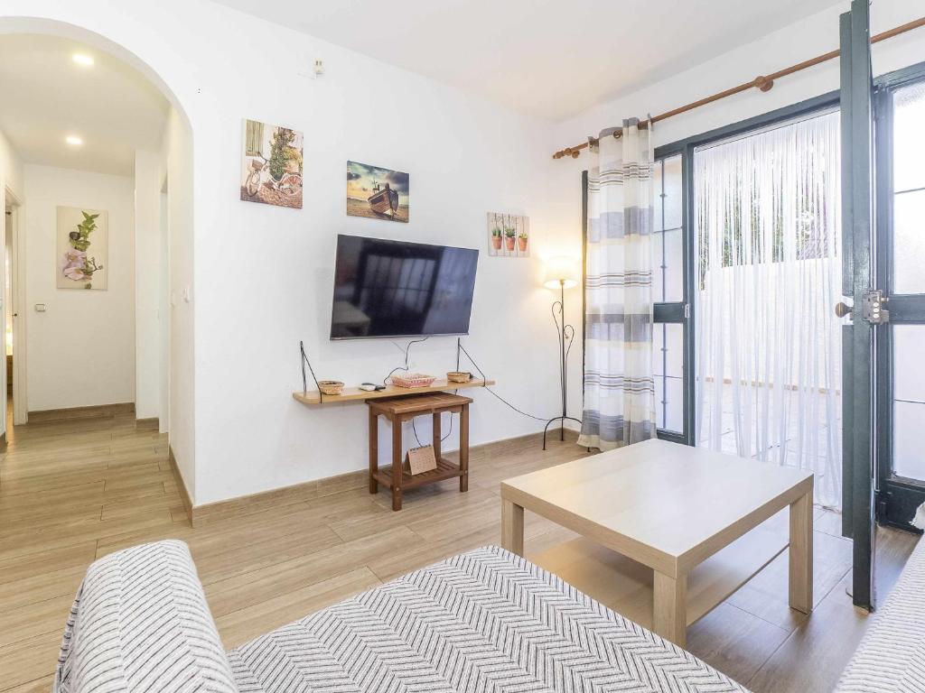 TV a/nebo společenská místnost v ubytování Apartamento en la Playa con Patio Privado