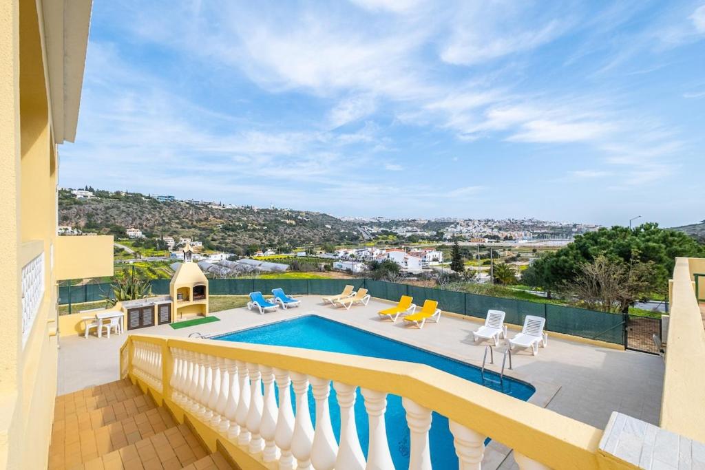 balcón con vistas a la piscina en Villa Pinheiro, en Albufeira