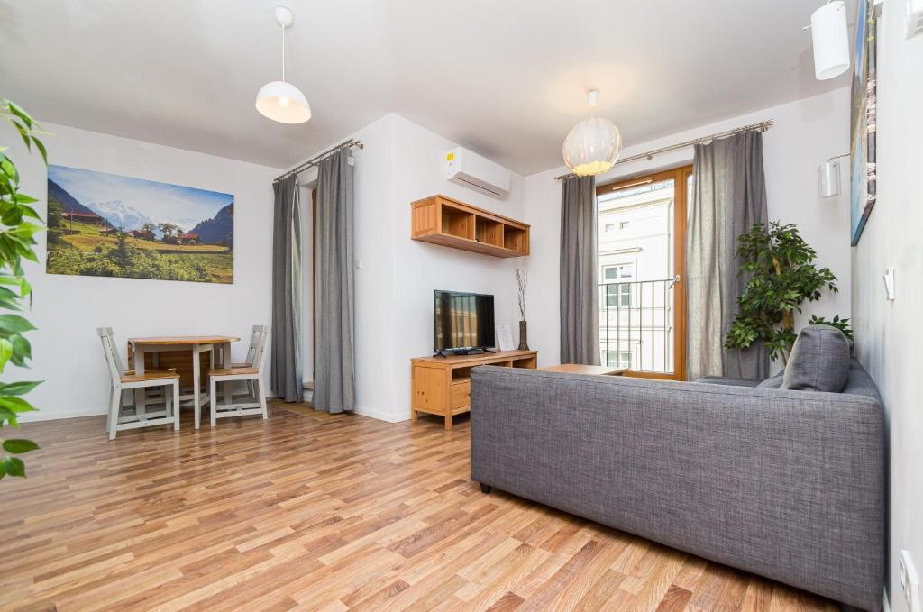 Televízia a/alebo spoločenská miestnosť v ubytovaní Landmark Apartments