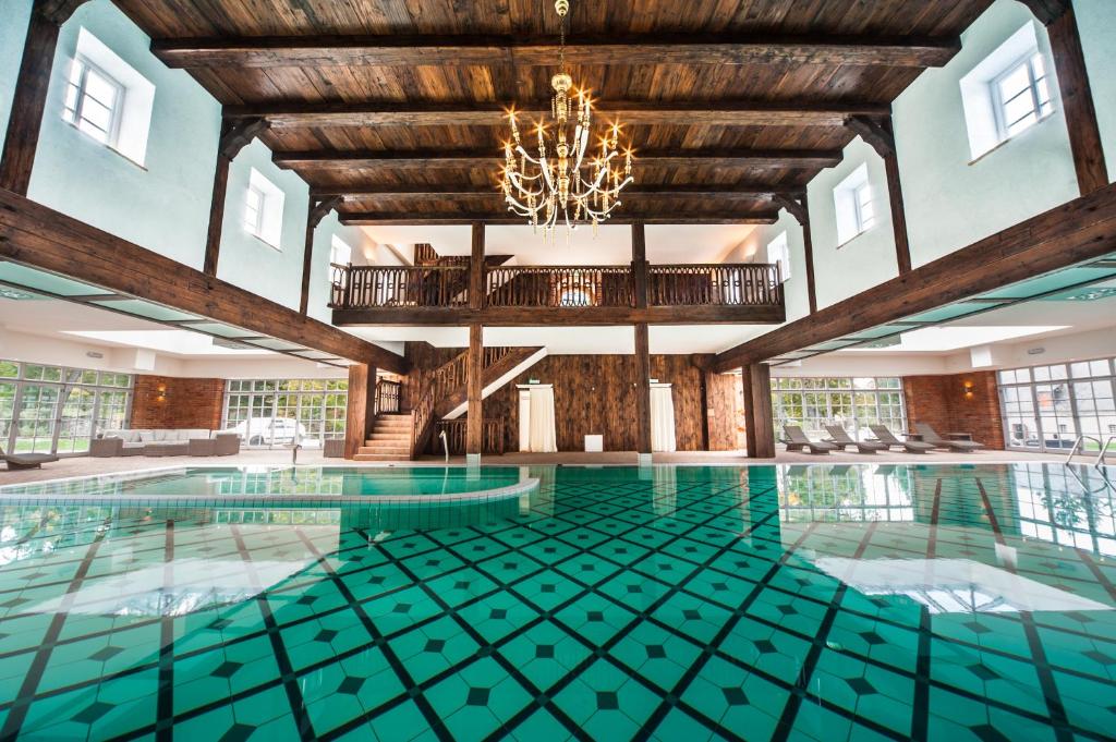 Bazén v ubytovaní Hotel Palac Staniszow alebo v jeho blízkosti