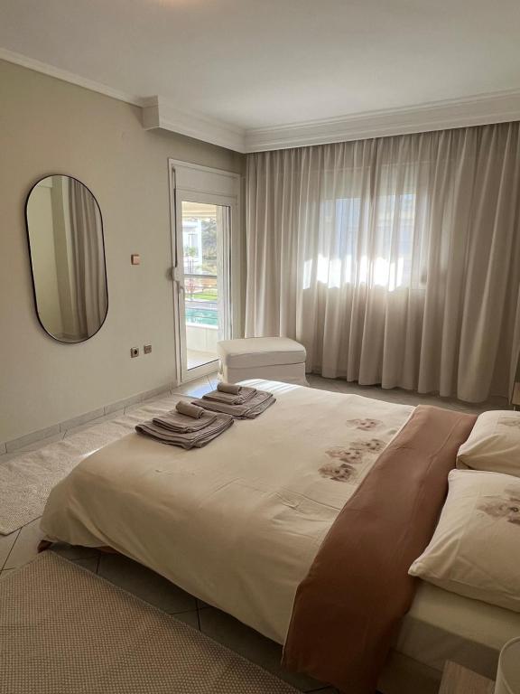 Un pat sau paturi într-o cameră la Parma’s Pool apartment
