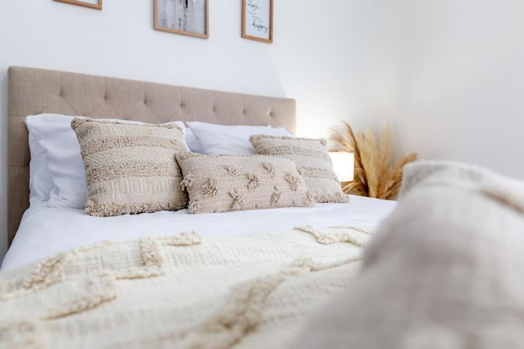 a white bed with pillows on top of it at Grand &amp; Lumineux T2 au Coeur de Monplaisir • Métro à 2’ • Parking Privé in Lyon