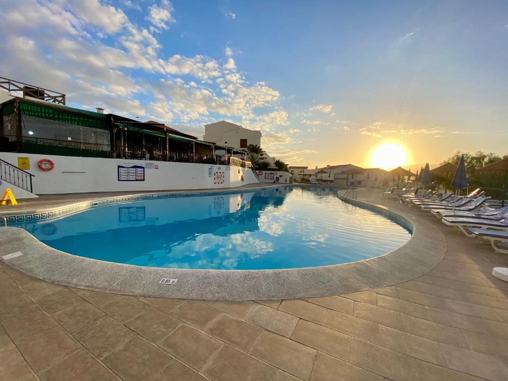 Bazén v ubytování Seaview Townhouse in Puerto Santiago & Los Gigantes nebo v jeho okolí