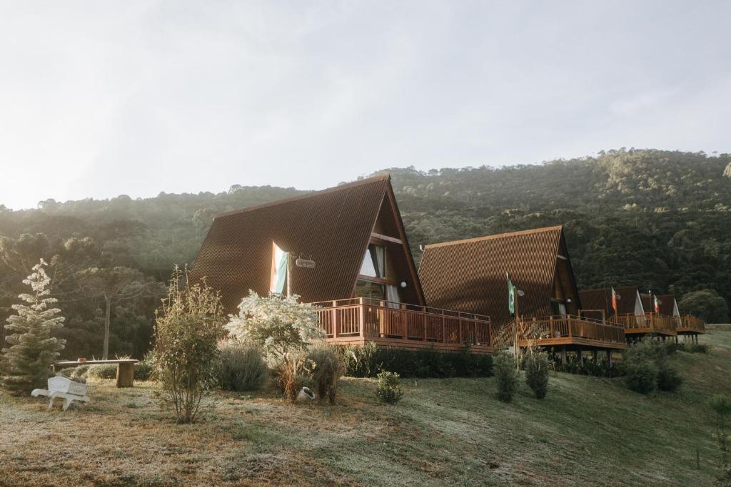 a large house with a roof on a hill at Estância Nazari in Urubici