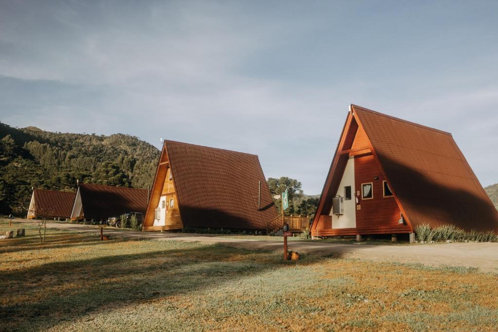 Estância Nazari في أوروبيسي: مجموعة من المنازل الخشبية ذات السطوح البنيه